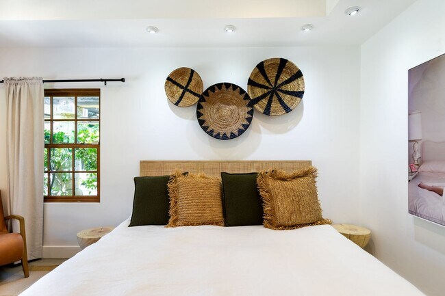 Building Photo - Luxury Oasis in Palm Springs Retreat