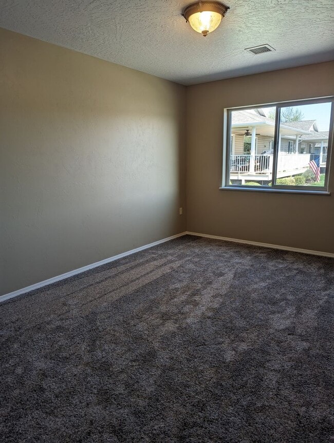 Building Photo - Wonderful 3 bedroom 2 bath Orchards condo