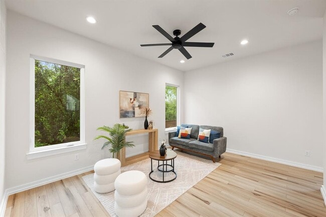 Building Photo - 2309 Montopolis Dr