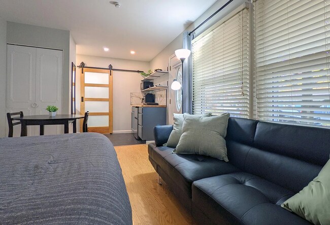 Building Photo - 1102 S Buckingham Rd