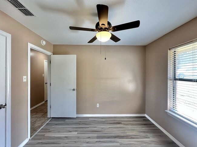 Building Photo - Available Now! Newly Updated 3/2 in Flint!