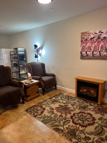 Building Photo - 2091 Fallbrook Ct