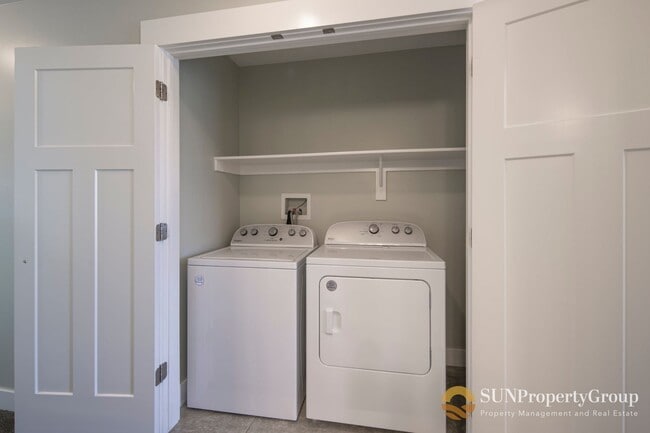 Building Photo - Stunning Townhome In Desirable Riverton Area