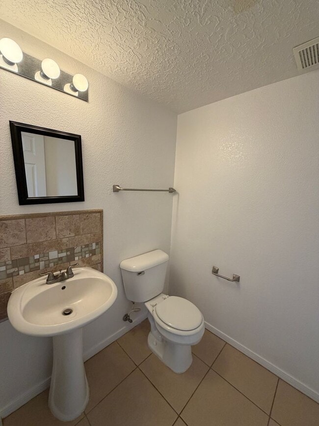 Building Photo - 3 Bedroom Home Available Near Paseo Del Norte Blvd NE & Rainbow Blvd NW!