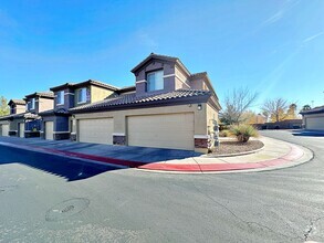 Building Photo - 3 BEDROOM 2 BATH 2 CAR GARAGE CONDO IN GAT...