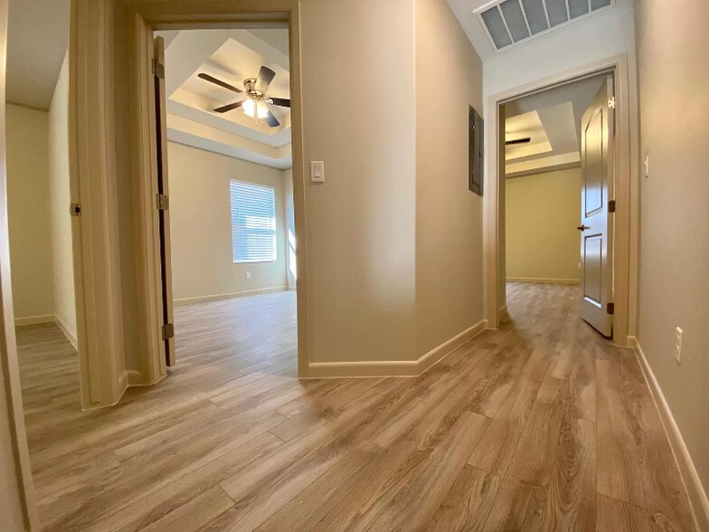 Building Photo - 1021 E la Cantera Ave