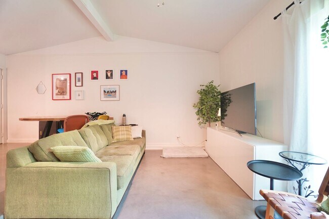 Building Photo - 1117 Mariposa Dr