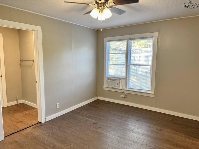 Building Photo - 704 Reagan St