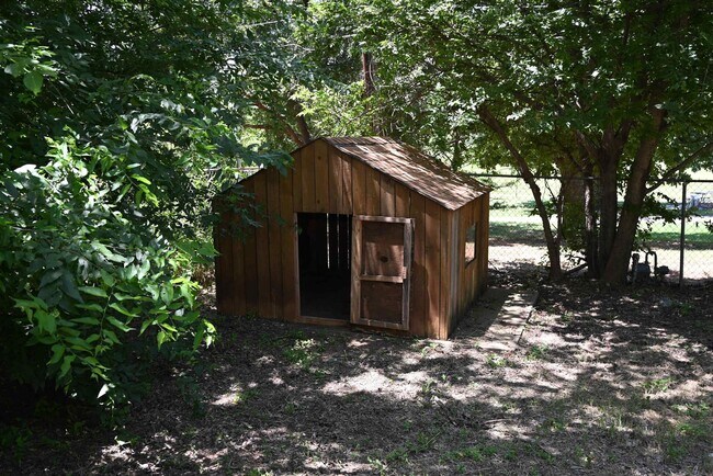 Building Photo - 1512 Parkdale Dr