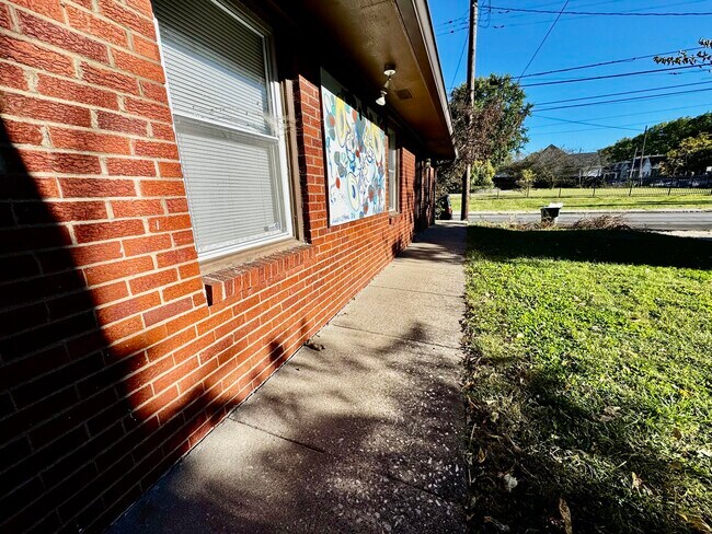 Building Photo - 557 N Limestone