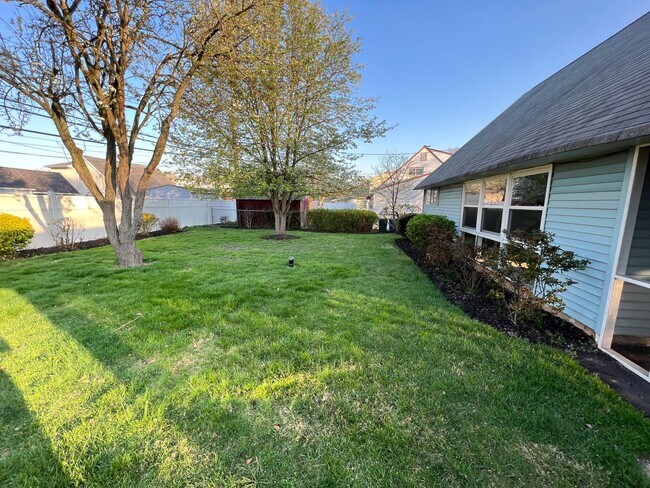 Building Photo - 4 bedroom 2 bath home in the Crabtree section of Levittown. Available for move in 6/1/2023