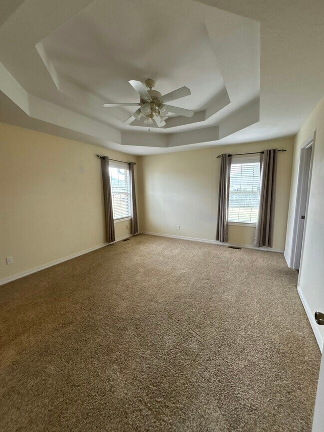 Building Photo - 812 E Spring Dr