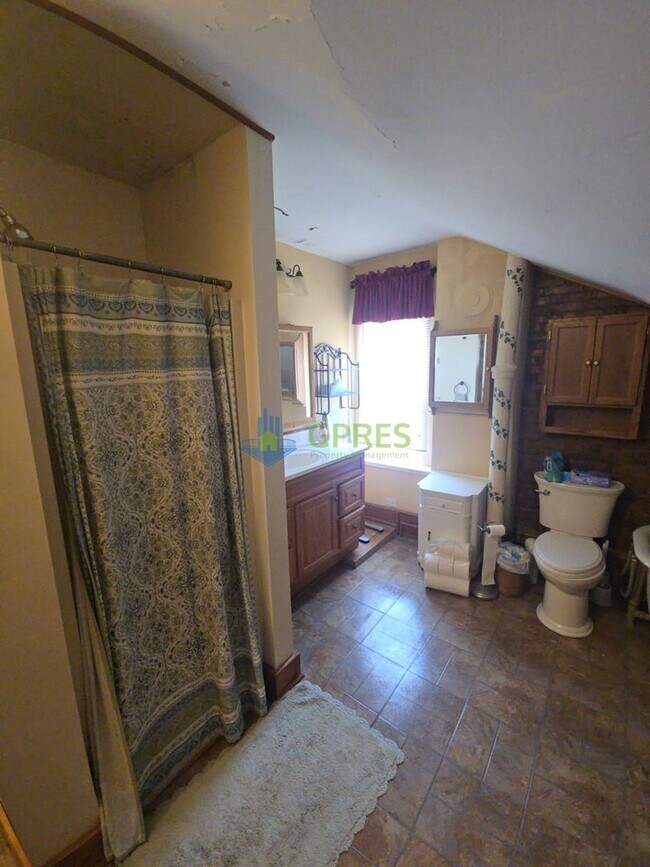 Building Photo - Amazing 2- bedroom 3rd floor apartment in the Southside must see!