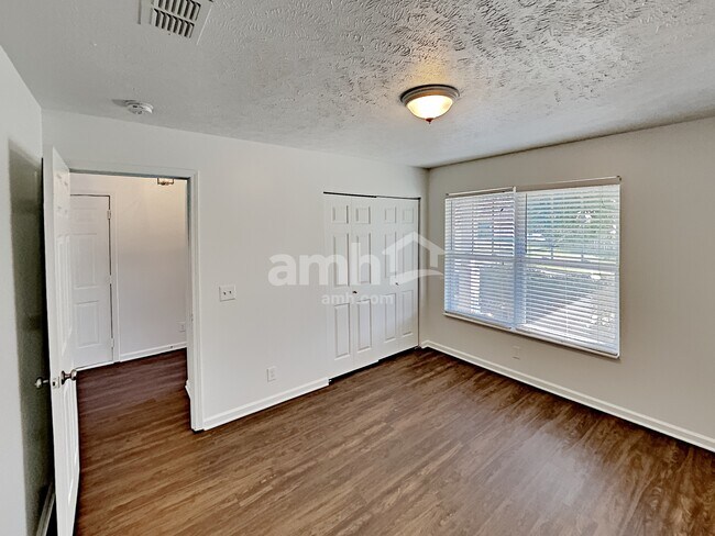 Building Photo - 4804 Irving Ln