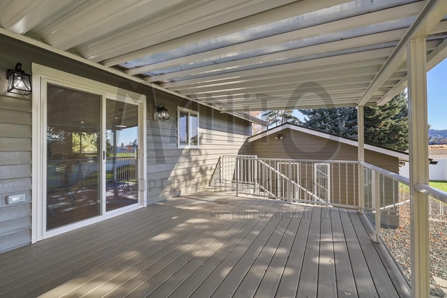 Building Photo - Spacious South Hill Home