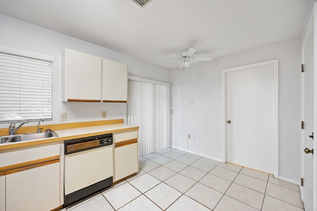 Building Photo - Beautiful Must See!! 3/2 Plus Sunroom & Garage!!  Gated Community!!