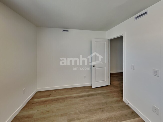 Building Photo - 9562 E Friedel Dr