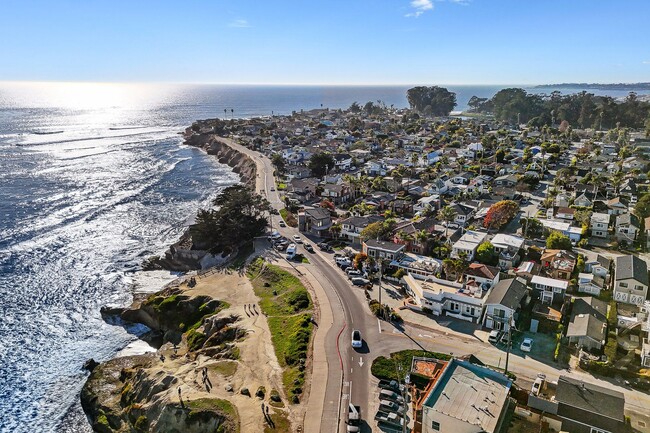 Building Photo - Stunning Home | Coastal Living | Ocean Views