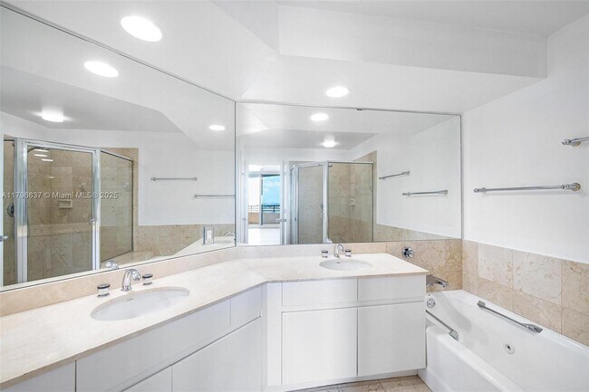 Building Photo - 888 Brickell Key Dr