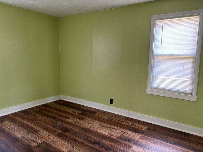 Building Photo - 2 BR 1 BA, Close to Downtown Decherd, City Park, Restaruants.