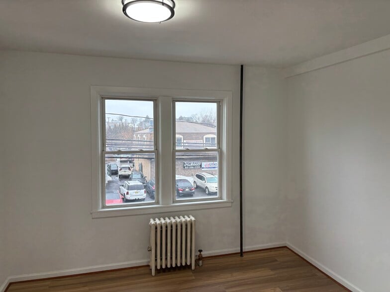 Building Photo - 334 Midland Ave