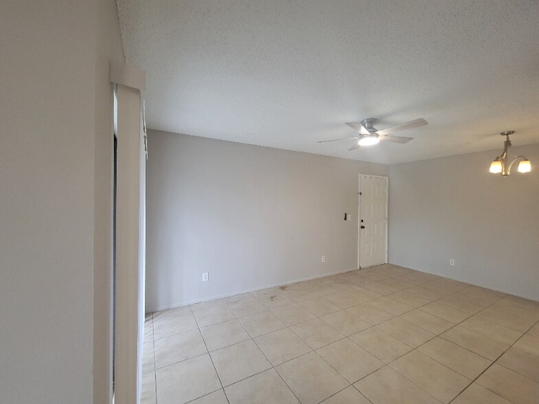 Building Photo - 5303 Summerlin Rd