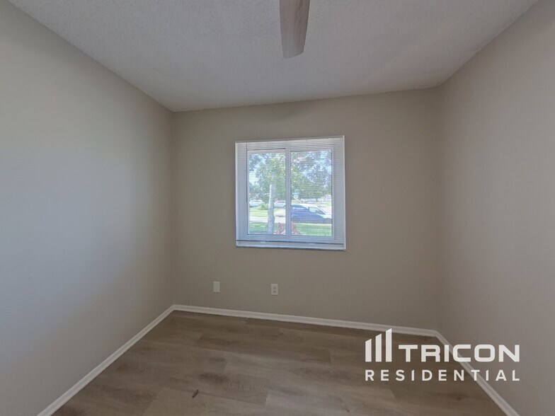 Building Photo - 8001 CottonWoode Dr