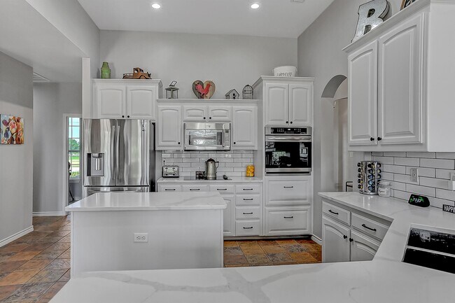 Building Photo - 105 Golden Rd