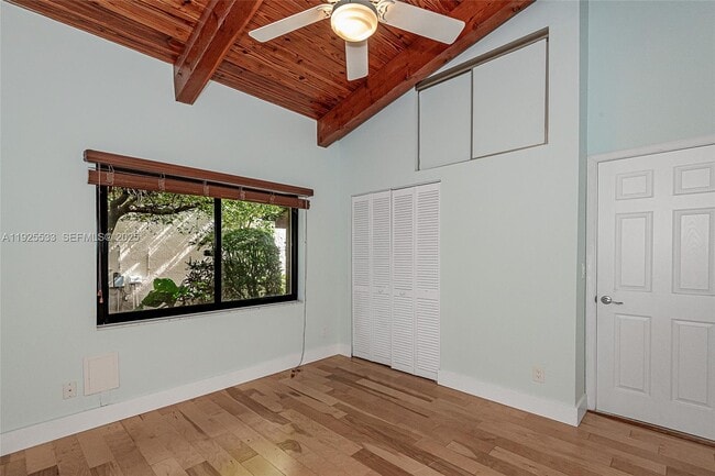 Building Photo - 2621 Parkview Dr S