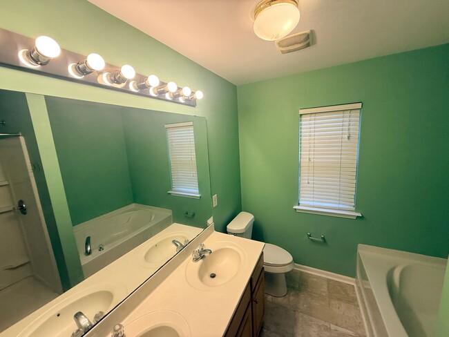 Building Photo - Beautiful private home!!
