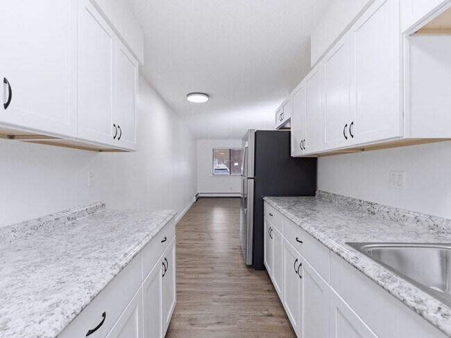 Building Photo - Modern 2 Bed, 1 Bath apartment, close to shopping.