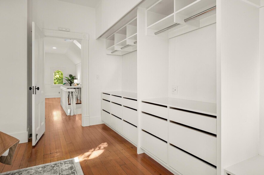 Building Photo - 1720 NW Hoyt St