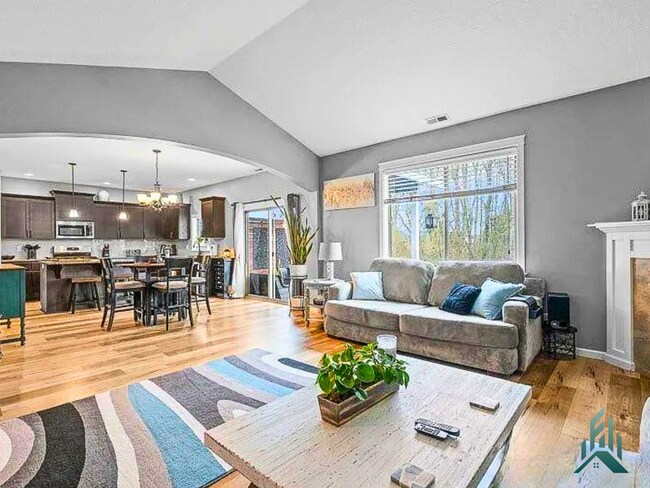 Building Photo - Updated 3 bedroom, 2 bathroom Single-famil...