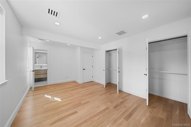 Building Photo - 68-21 Cloverdale Ln