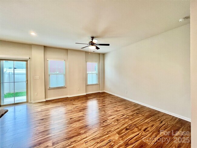 Building Photo - 310 Willow Wood Ct