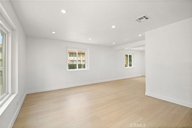 Building Photo - 7010 Lennox Ave