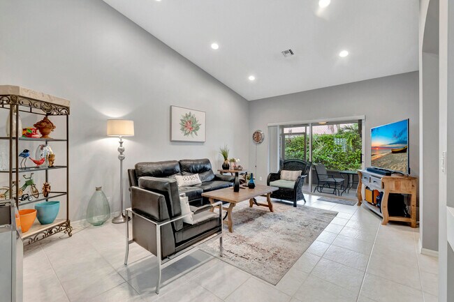 Building Photo - 6129 Heliconia Rd