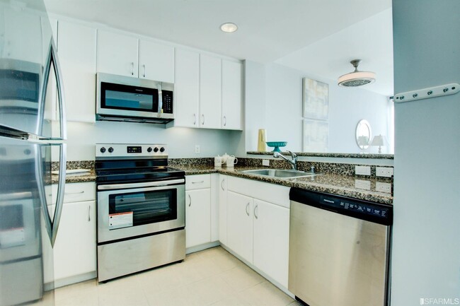 Kitchen - 260 King St, #739