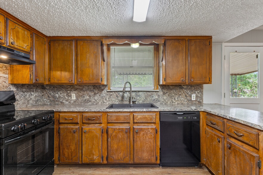 Building Photo - 407 Crescent St