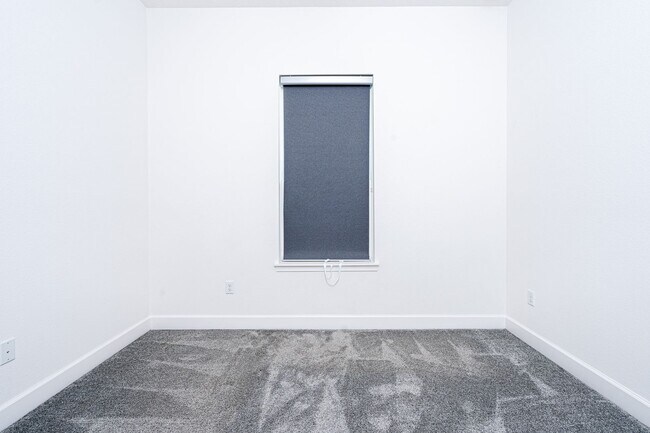 Building Photo - Luxurious Solar Powered 4 Bedroom, 3 Bath Waterfront Home with office & Upgrades Galore!