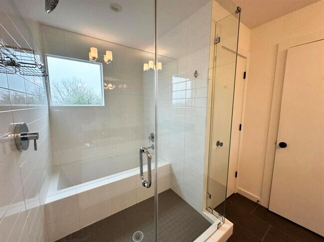 Building Photo - 1021 1/2 E 38th St