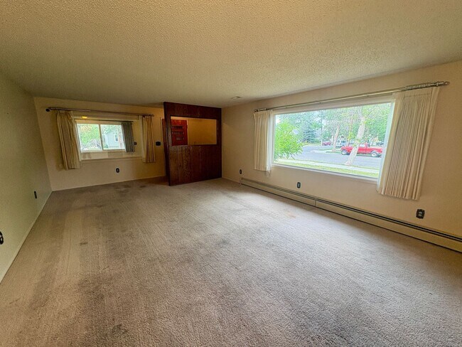 Building Photo - 4 Bedroom 2 Bathroom Furnished Rental