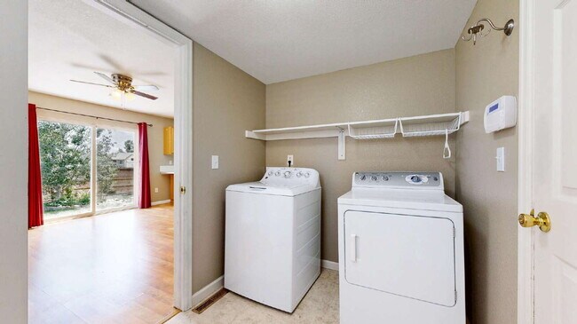 Building Photo - Spacious 3-Bed,2.5-Bath Home with Fenced Yard
