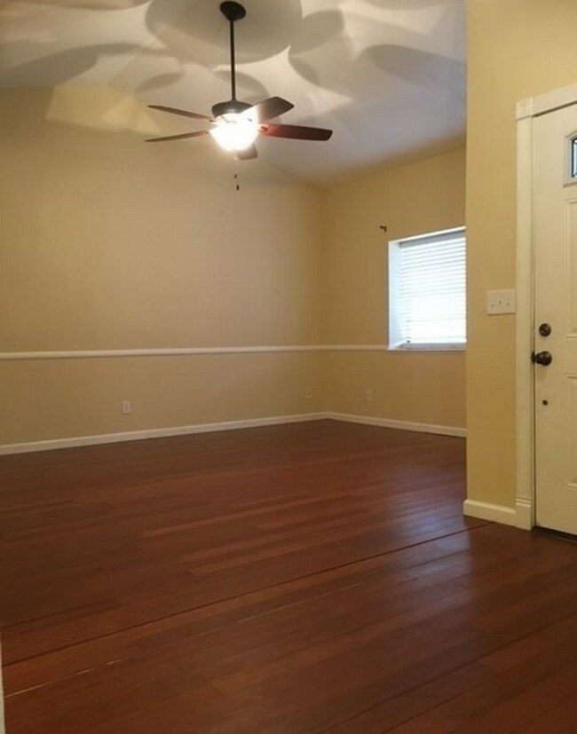 Building Photo - Beautiful 4 bed, 2 Bath home for Rent. Paid Water and Landscaping!