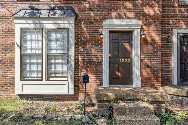 Building Photo - Amazing 2BE/2.5BA duplex in the heart of Belmont & Hillsboro Village!