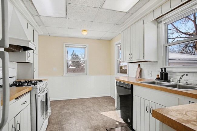 Building Photo - 3 Bedroom, 1 Bath Single Family Home!