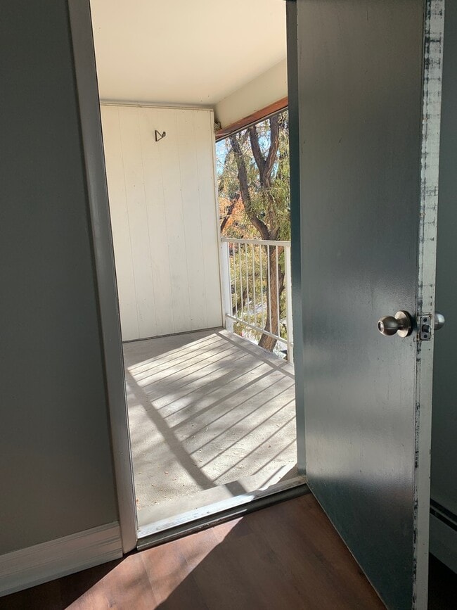 Building Photo - Top Floor Condo in Southeast Denver 2 bed ...
