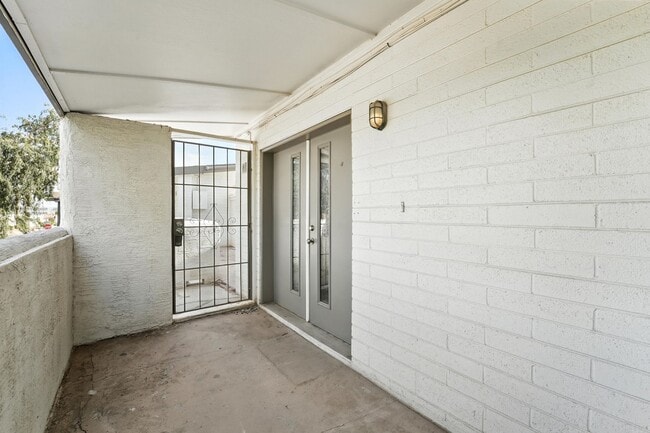 Building Photo - Heart of Phoenix Living – Modern 1BR with ...