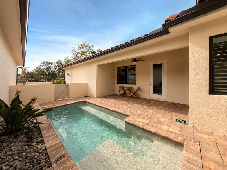 Building Photo - 906 E Venice Ave