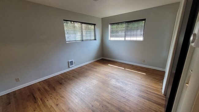 Building Photo - Family Home in Desirable Neighborhood!